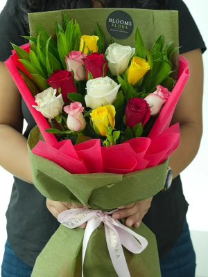  Alanya Çiçekçi - 12 Renkli Gül Buketi